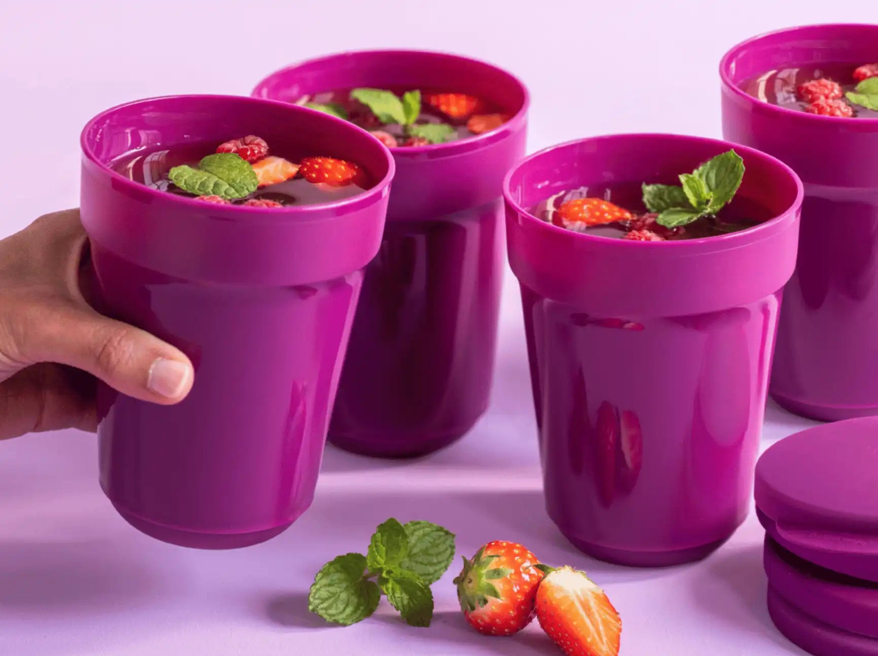 Aloha Becher 470ml mit Deckel von der Marke Tupperware in der Farbe Beere / robust und wieder verwendbar / platzsparend / Hier direkt online kaufen