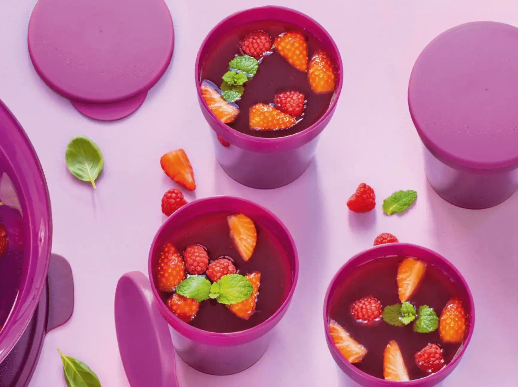 Aloha Becher 470ml mit Deckel von der Marke Tupperware in der Farbe Beere / robust und wieder verwendbar / platzsparend / Hier direkt online kaufen