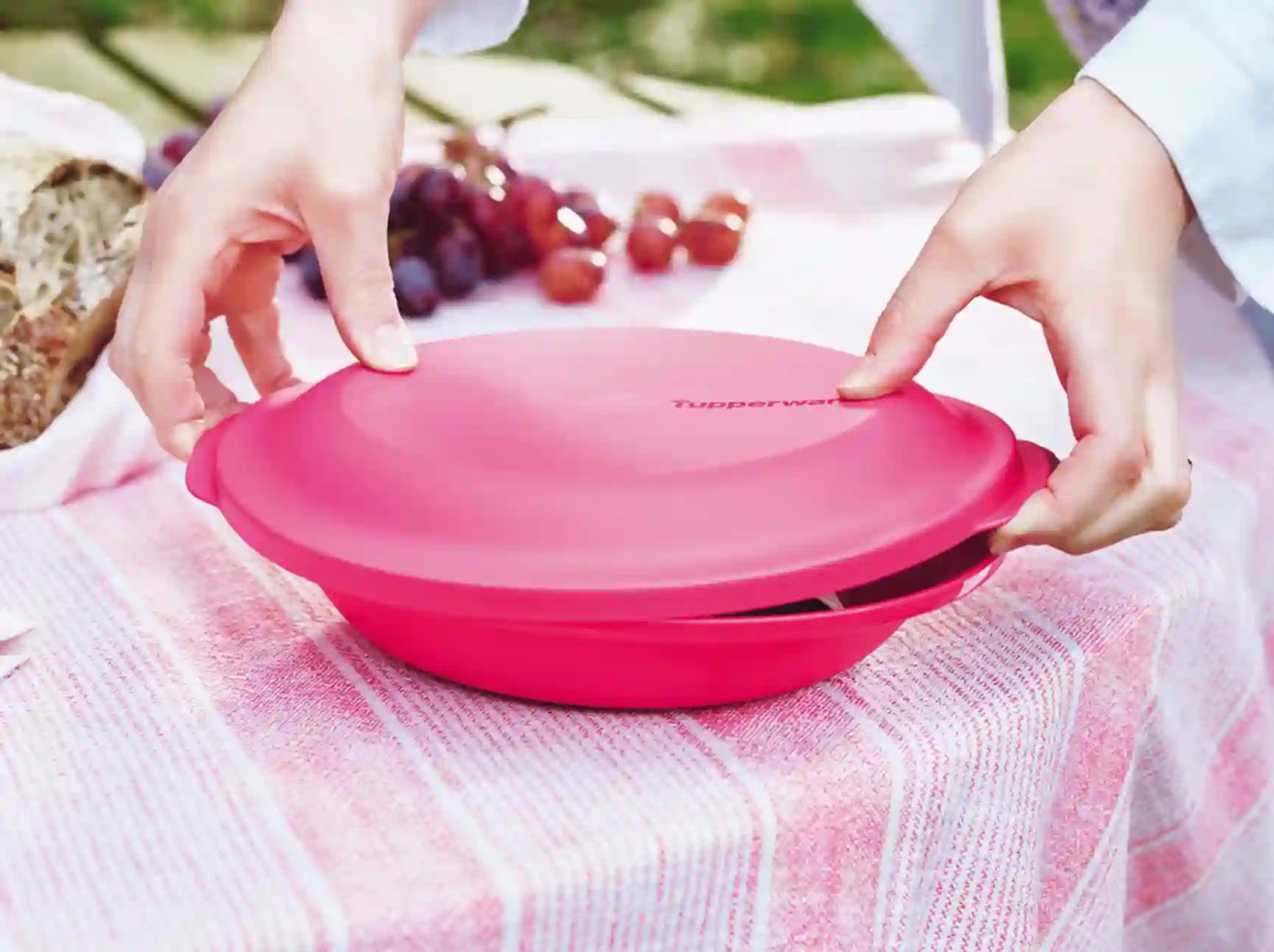 Aloha Servierschale von der Marke Tupperware / mit luft- und wasserdichtem Deckel / Ideal fürs Buffet und zum Transportieren / modular Stapelbar / Platzsparend ineinander Stapelbar / Servier Schüssel / Hier direkt online kaufen