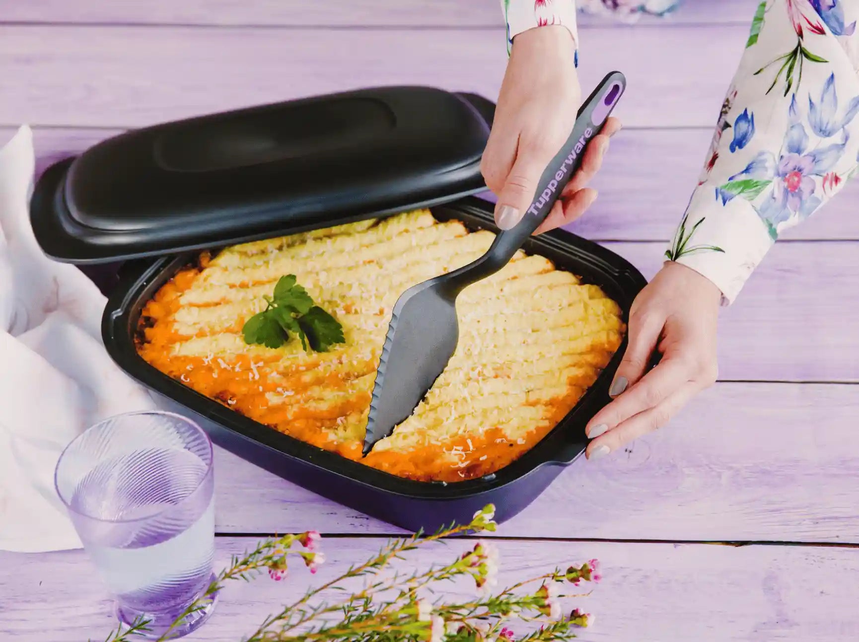 Top Tortenstück Heber Griffbereit von der Marke Tupperware / mit Praktisch abgerundeter Spitze / Perfekt zum Servieren von Torte, Kuchen und Hefegebäck / Hier direkt online kaufen