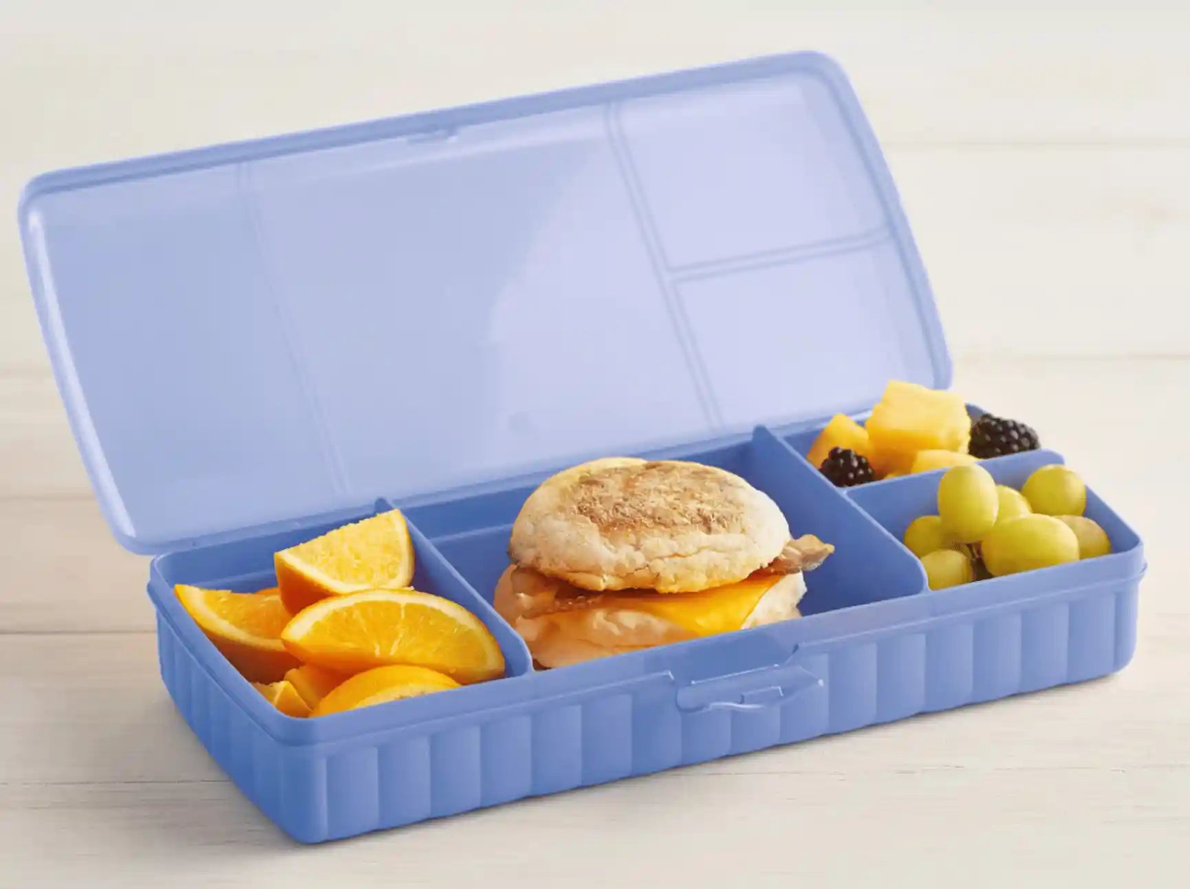 Pausen Buffet von der Marke Tupperware / in der Farbe Lila / Vier Fächer für die Perfekte Ordnung / Ideal als Lunchbox oder Snackbox für Unterwegs / Einfach zu Öffnen / Nachhaltig & Wiederverwendbar / Hier direkt online kaufen