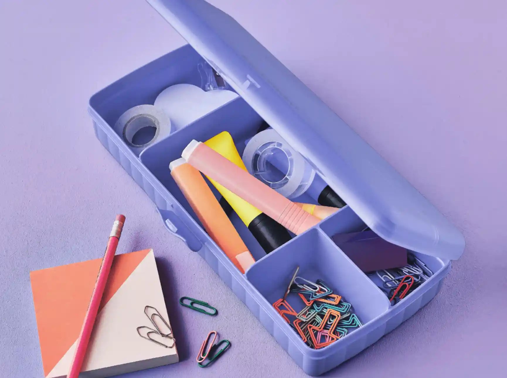 Pausen Buffet von der Marke Tupperware / in der Farbe Lila / Vier Fächer für die Perfekte Ordnung / Ideal als Lunchbox oder Snackbox für Unterwegs / Einfach zu Öffnen / Nachhaltig & Wiederverwendbar / Hier direkt online kaufen