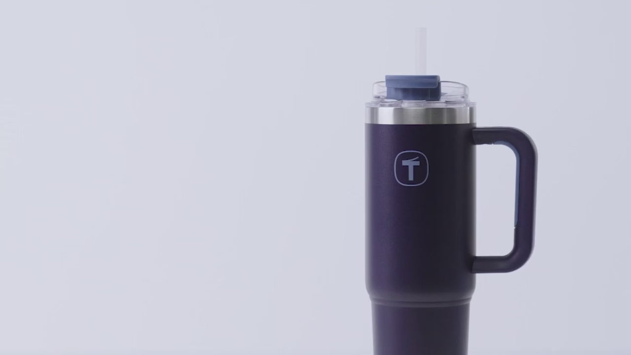 Video laden: Big T tumbler von der Marke Tupperware / Isolierbecher / Isoliergefäß / Thermobecher / Ideal für Unterwegs / hält Getränke Heiß und Kalt / Hier direkt online kaufen