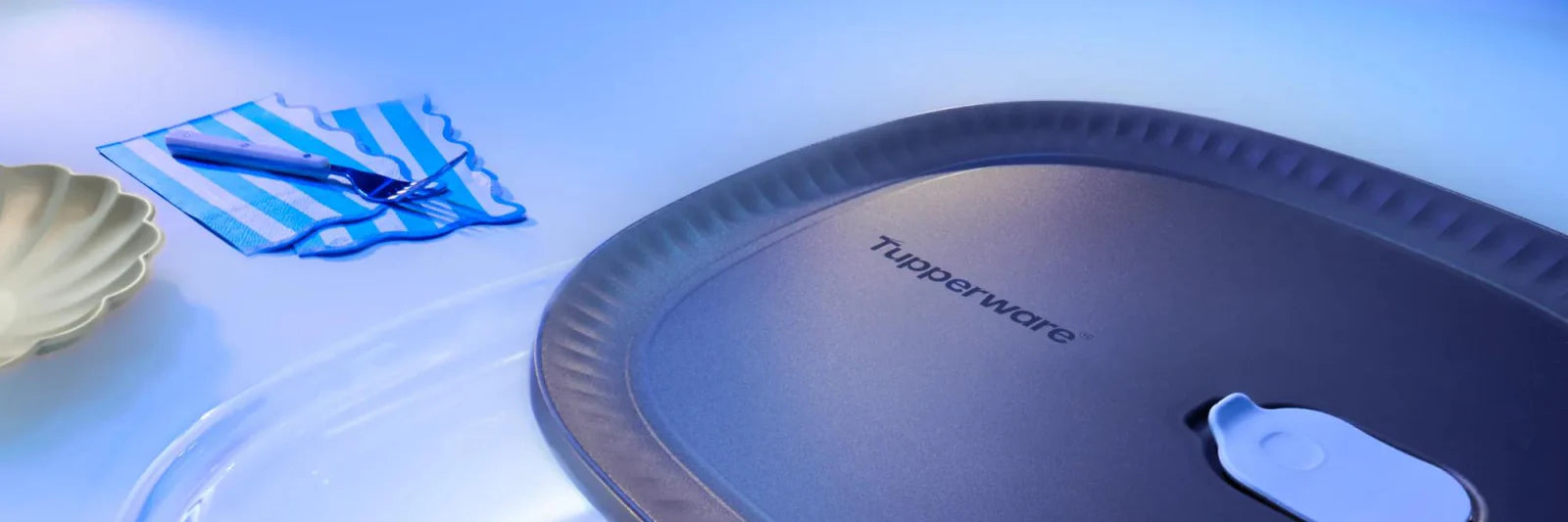Eckige Tupperware® Voilà Glas-Vorratsdose mit blauem Deckel auf blau gedecktem Tisch – Tupperware® Beratung, Tupper®-Party und Bestellung in Hemsbach (69502), Rhein-Neckar-Kreis, Bergstraße